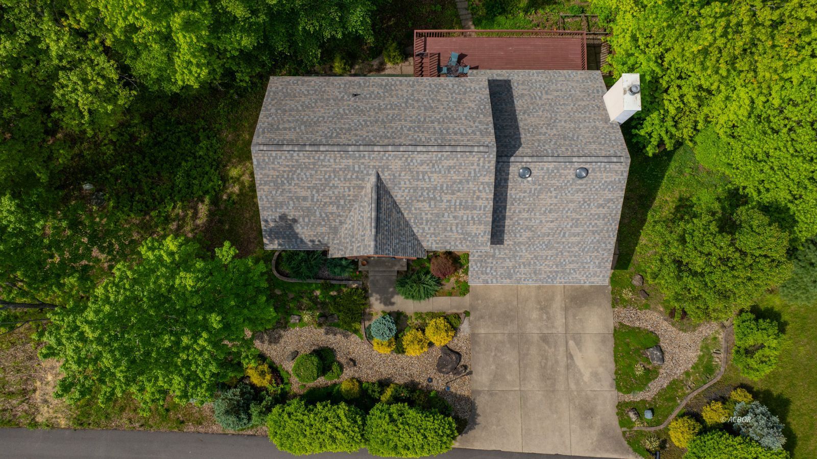 7245 Edgewood Ln