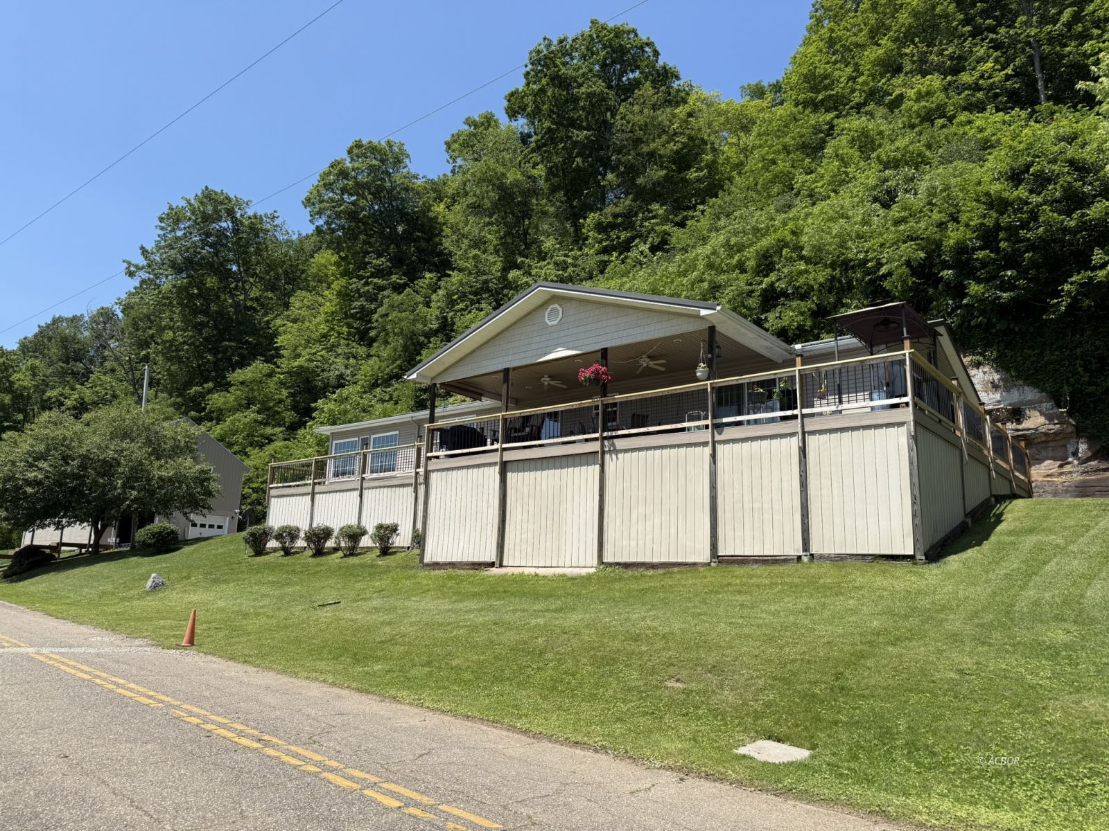 1829 Cliffside Rd