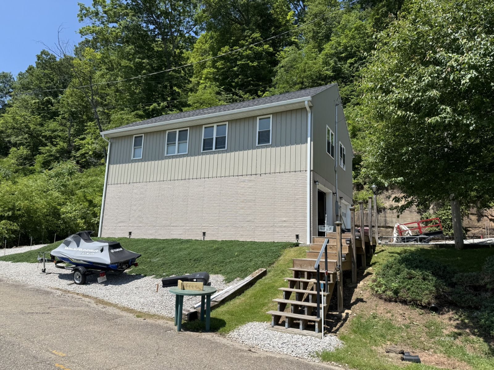 1829 Cliffside Rd