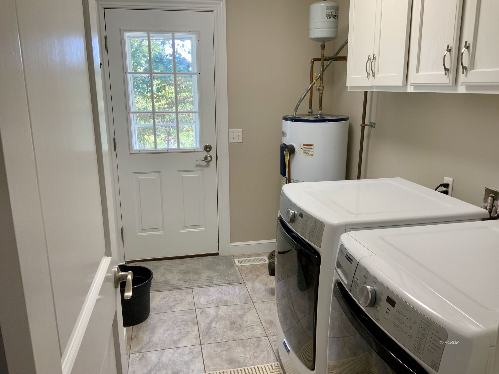 Full bath 2nd floor