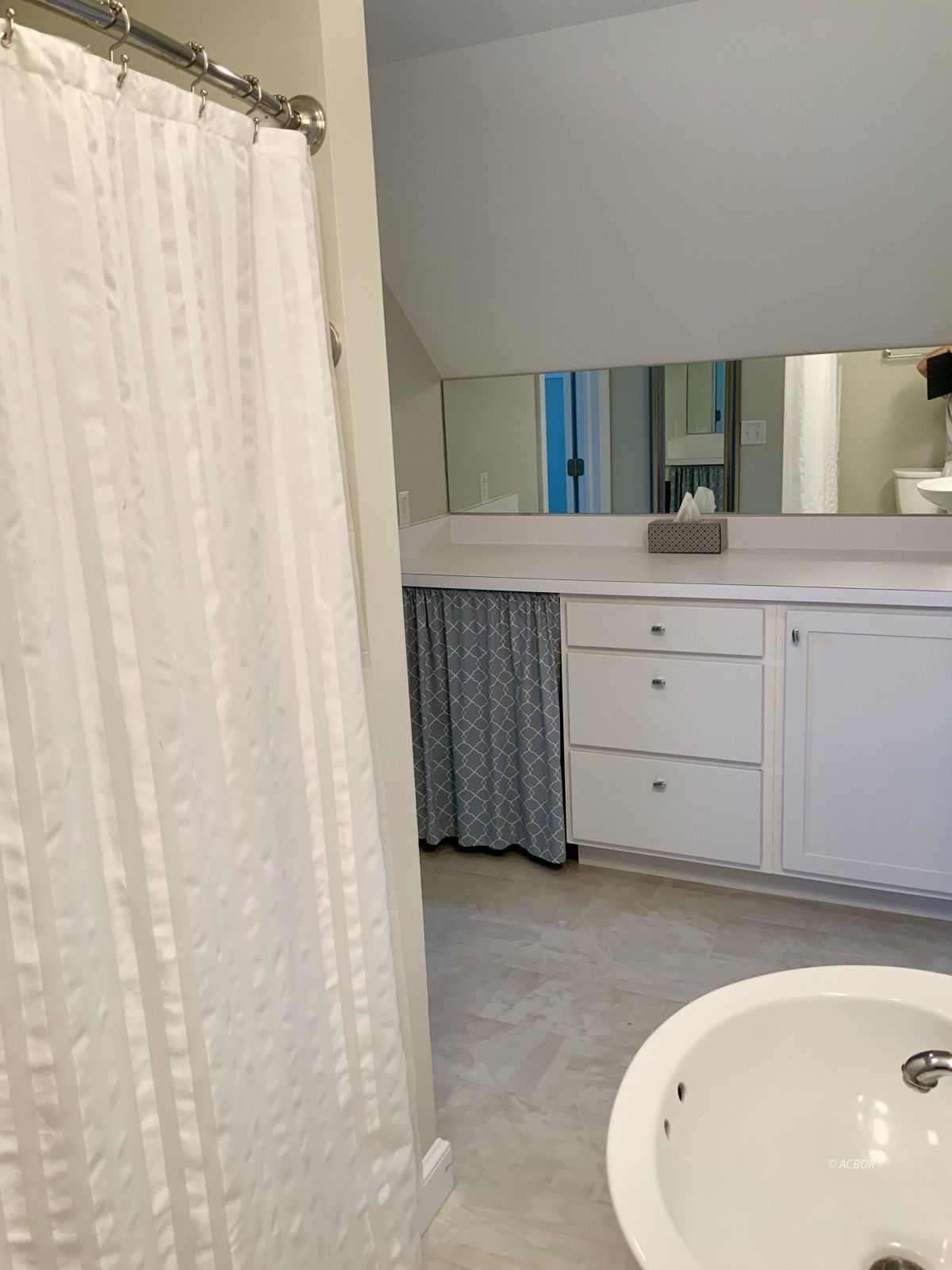 Full bath 2nd floor
