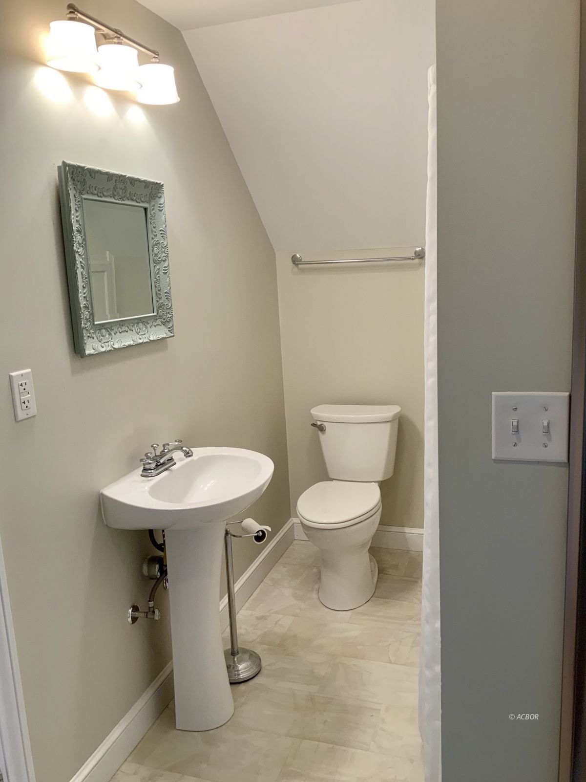 Full bath 2nd floor