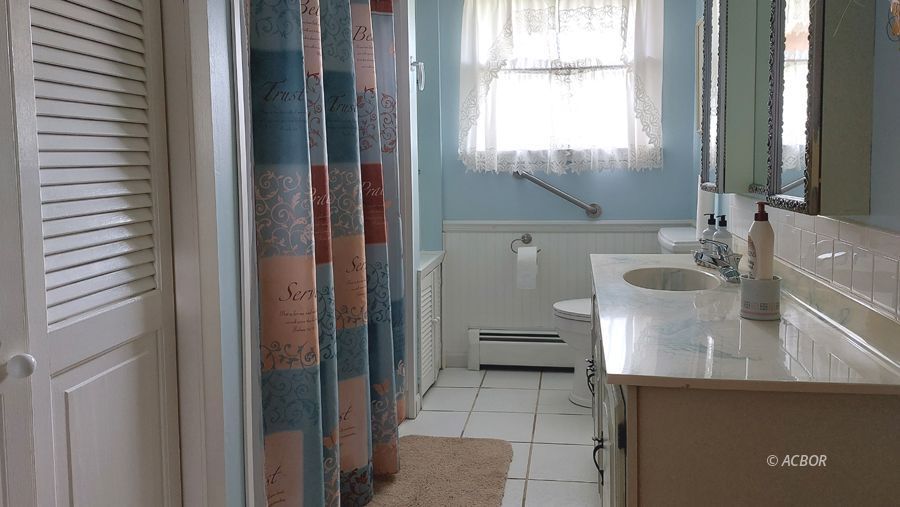 Hall full bath