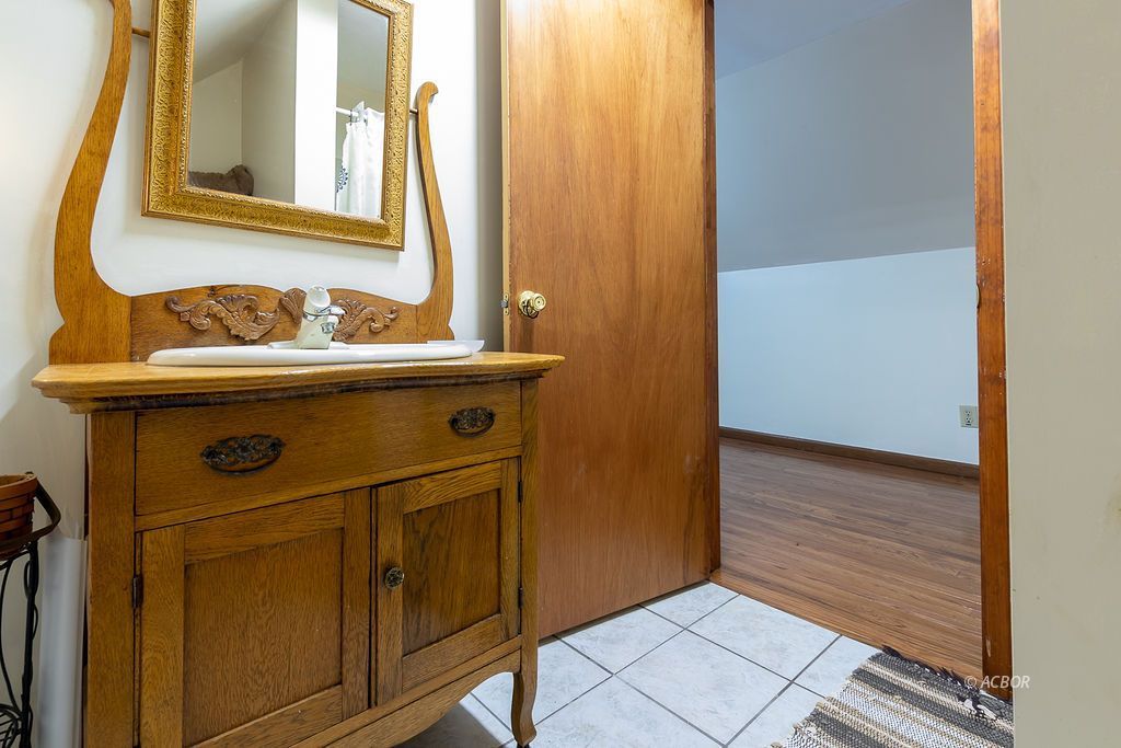 Upstairs full bath